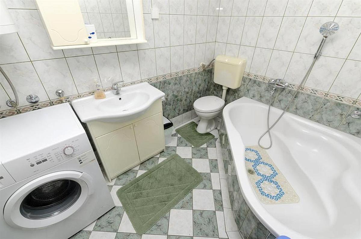 Apartments by the sea Baska Voda, Makarska - 12714 Bagian luar foto