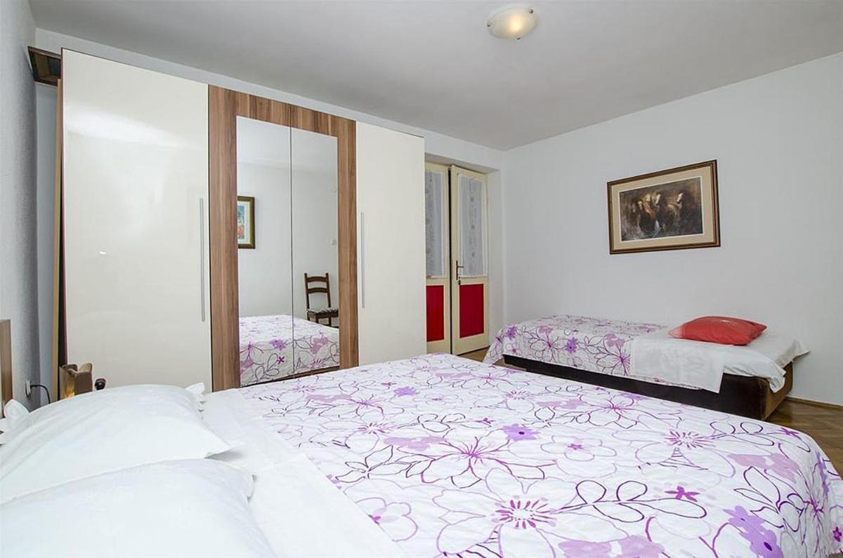 Apartments by the sea Baska Voda, Makarska - 12714 Bagian luar foto